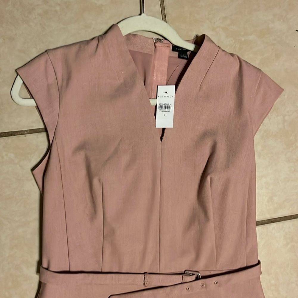 Beautiful Ann Taylor size 6 soft pink dress.